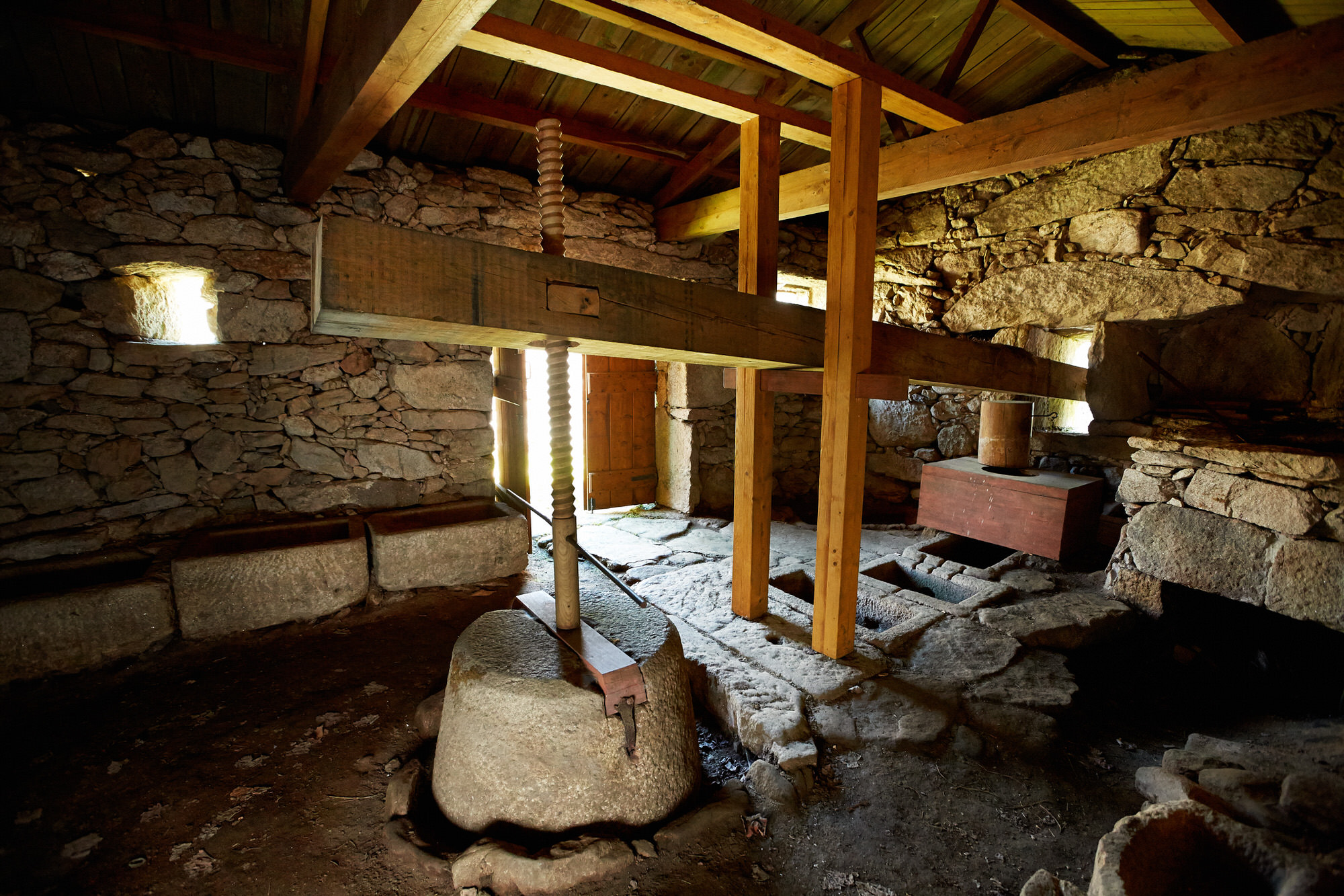 Interior de lagar dá cera na parroquia de Paraños